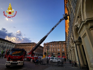 Caduti calcinacci in piazza San Carlo a Torino